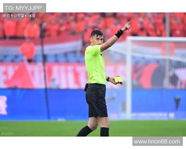 足球明星意外受伤拄拐杖现身视频引发球迷热议与关心